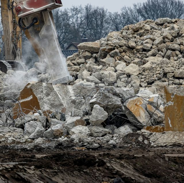 Sloophamer op een hoop betonpuin
